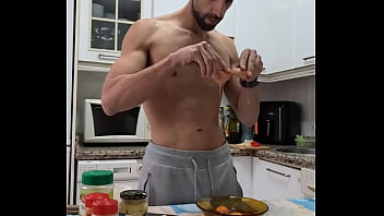 COCINO una Tortilla, me desnudo, me Pajeo y me corro sobre la comida