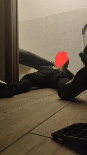 Io in dr Martens mentre domino uno schiavo
