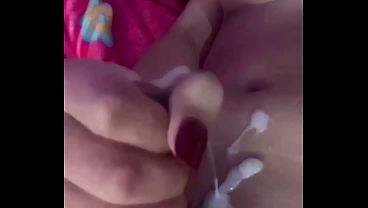 MIRA COMO TERMINE CORRIENDOME EN ABUNDANCIA DESPUES DE HABERME MASTURBADO SUPER RICO Y SENTIR EL PLACER DE HACERLO HASTA LLEGAR AL ORGASMO MIENTRAS ESCUCHAS MIS GEMIDOS QUE TE PONDRAN ERECTO