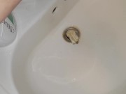 Ragazzo piscia nel lavandino