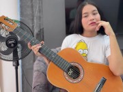 Ayudo a mi pequeña hermanastra con sus clases de música y termino follandola duro hasta venirme.