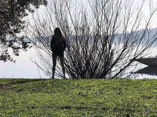 AMATEUR ITALIAN OUTDOOR SQUIRT - Professoressa beccata mentre squirta all'aperto (dialoghi italiani)