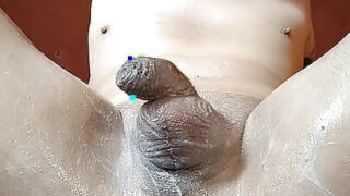 Travesti francês tatuado e sem circuncisão, vestindo lingerie, tem seu cu escancarado penetrado com o punho, é mijado e fodido com força.