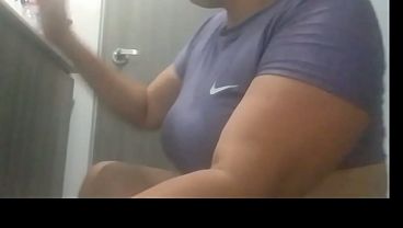 MILF se termina masturbando su gran co&ntilde_o jugoso mientras esta sola en casa