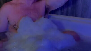 Des hommes amateurs bien membrés se masturbent pendant une séance d'entraînement tantrique puis se font enculer mutuellement.