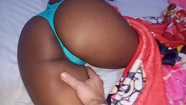 danu umas dedadas nu cuzinho da minha priminha no quarto da minha safada gosando mamando