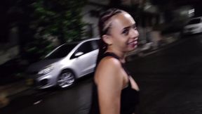 Encuentro a mi hermanastra en mitad de la calle orinando y me pide que me la folle en su casa