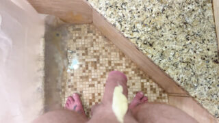 POV-Duschmasturbation mit amerikanischen Amateur-Hunks, die riesige Ladungen aus ihren dicken Schwänzen entladen.