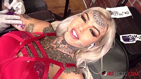 Amber Luke masturbates while getting tattooed