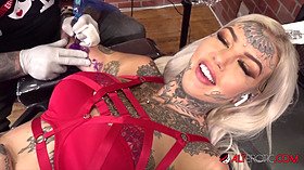 Amber Luke masturbates while getting tattooed