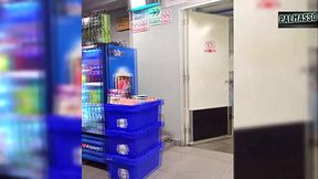 Estaba esperando a mi novio en la bodega y un desconocido me convenci&oacute_ para grabar un video. &mdash_&iexcl_Espero que mi novio no se entere de que tengo la corrida de otra persona en mi co&ntilde_o, pues el cond&oacute_n se rompi&oacute_!