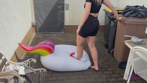 Sneaker-Girl Mia Moon - Inflatable Unicorn in Short Pans