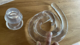 Spettacolo hardcore in webcam fatto in casa: un giovane travestito tedesco si umilia con dita e bocca aperta in abito