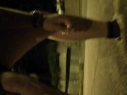 Exhib de nuit, éjaculation dans la rue
