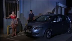 They can'_t wait and they have sex in the street