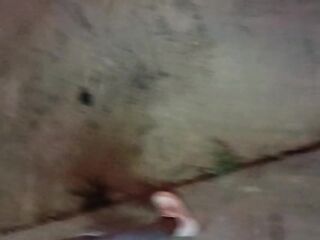 Chica de twenty one años pillada en la calle después de la fiesta en la que follamos en un motel público