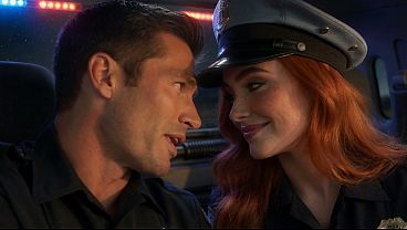 SEXO POLICIAL!! Mi compa&ntilde_era de patrulla no se aguanta las ganas de probar mi enorme polla, as&iacute_ que le follo ese rico co&ntilde_o hasta correrme dentro de ella CREAMPIE! (Video generado por IA)