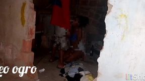 nem gozei... cracudos estragaram minha foda com a novinha na casa abandonada