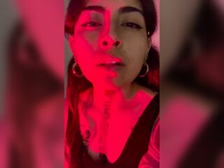 umami sabe domesticarte con su belt on