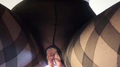 Vom Mitbewohner dreckig in Strumpfhose gefickt!!