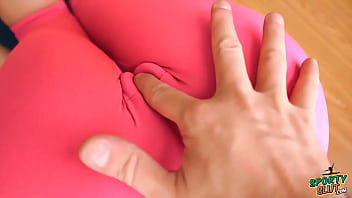 Argentine Teen with Bubble Butt in Yoga Pants Shows Cameltoe at the Gym
