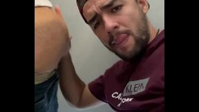 MAMEI UM E FODI O RABO DO MACHO NO WC DO SHOPPING, GOZARAM E FORAM EMBORA FELIZES.