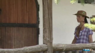 Une MILF brune aux petits seins naturels se fait défoncer le cul par une énorme bite