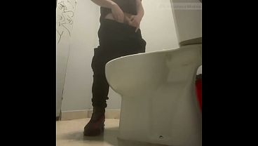 Amateur friends pissing together in the club'_s toilets