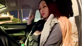 Rookende MILF Artemisia Love laat haar grote tieten zien in een auto