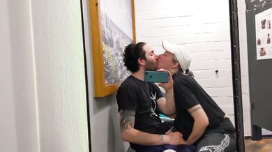 Just do it! Sucking and fucking in the fitting room! Real couple shopping in Berlin