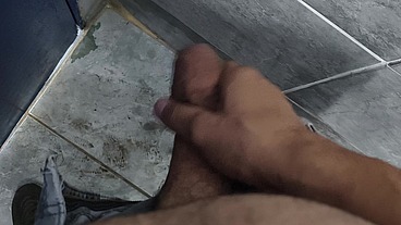 Punheta gostosa do corno no banheiro público