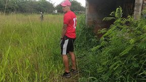 marquei com uns amigos de ir no bailao de favela e acabei liberando a bunda no mato pra geral comer