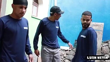 Os peões na obra, fazem sexo escondidos do patrão