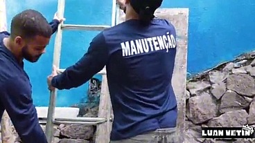 Os peões na obra, fazem sexo escondidos do patrão