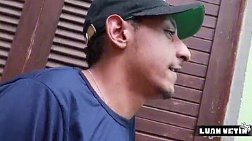 Os peões na obra, fazem sexo escondidos do patrão