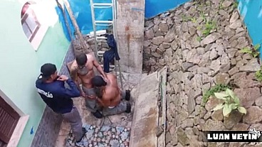 Os peões na obra, fazem sexo escondidos do patrão
