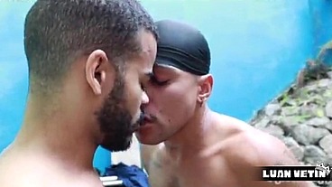 Os peões na obra, fazem sexo escondidos do patrão