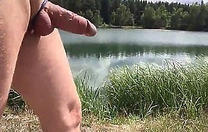 Grosser Schwanz am Strand mit einem Cockring