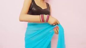 Curvaceous Indian woman teaches how to drape saree