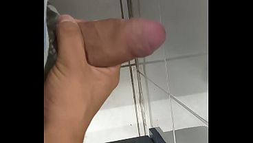 Punheta muito gostosa do corno no banheiro