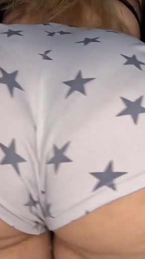 She Loves to Show Her Delicious Ass! Stepmother Bouncing Her Buttocks
