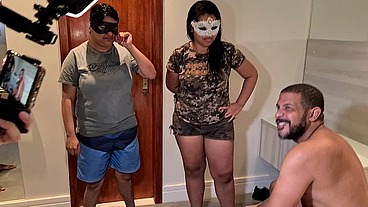 Bastidores da primeira vez no porno do casal de lesbicas transando com dois amigos no motel