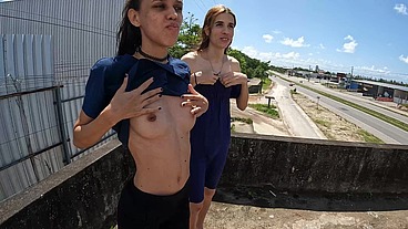 Um casal diferente entre uma Trans lesbica e uma mulher acaba em menage no carro