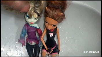 Compilation orina en mis mu&ntilde_ecas monsterhigh