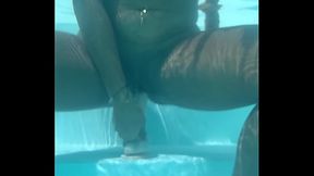 Je me gode dans la piscine et utilise mes sextoy sous l&rsquo_eau . J&rsquo_ai tout ...