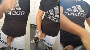 coroa gozou bem ido com minha pica no rabo no banheiro da estacao de metro