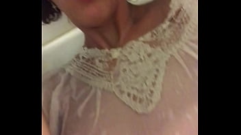 Jeu Uro dans la baignoire mon teeshirt est tremp&eacute_ ma bouche est pleine !
