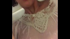 Jeu Uro dans la baignoire mon teeshirt est tremp&eacute_ ma bouche est pleine !