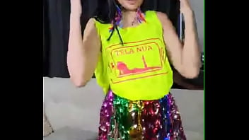 No carnaval v&aacute_ de carona com Eva Perez