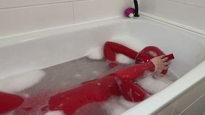 Splish splash latex masturbation in bathtub